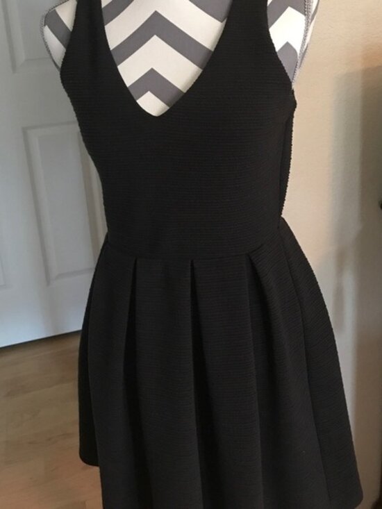 Dresses & Skirts - Xtaren V neck sleeveless LBD  sz small